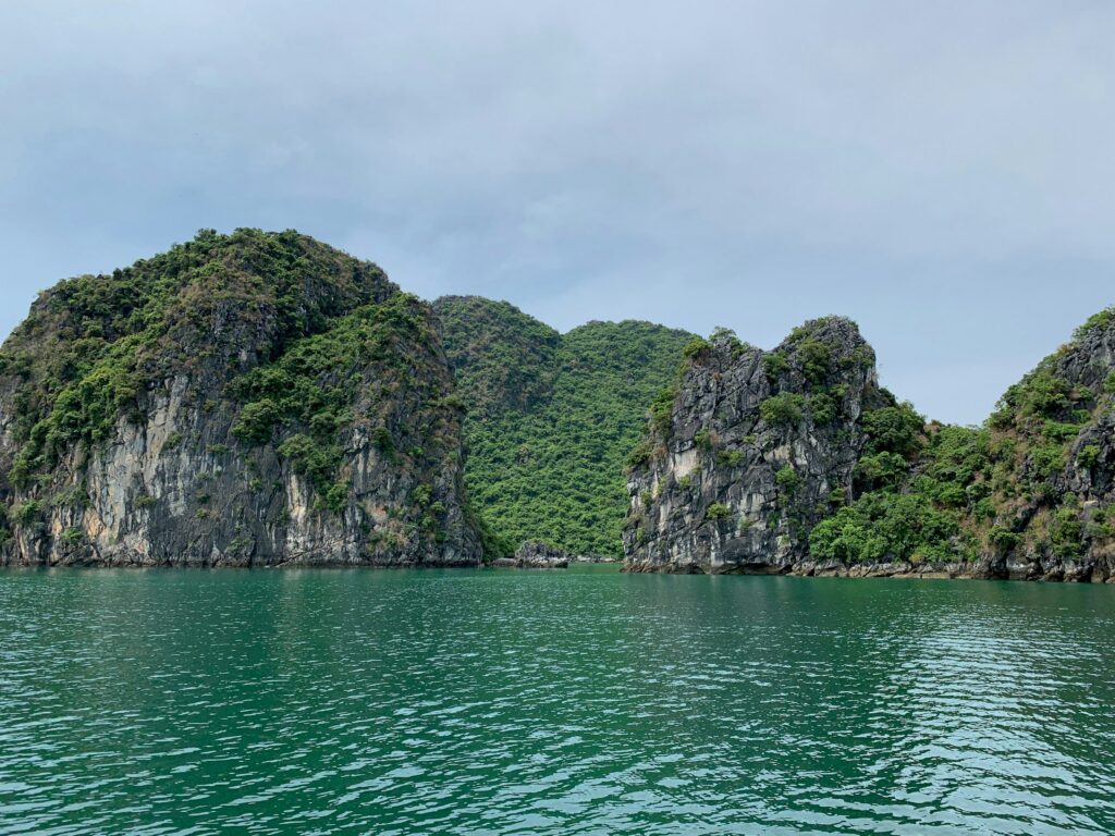 Baie d'Ha Long au Vietnam - pitons calcaires et eau turquoise