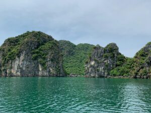 Baie d'Ha Long au Vietnam - pitons calcaires et eau turquoise