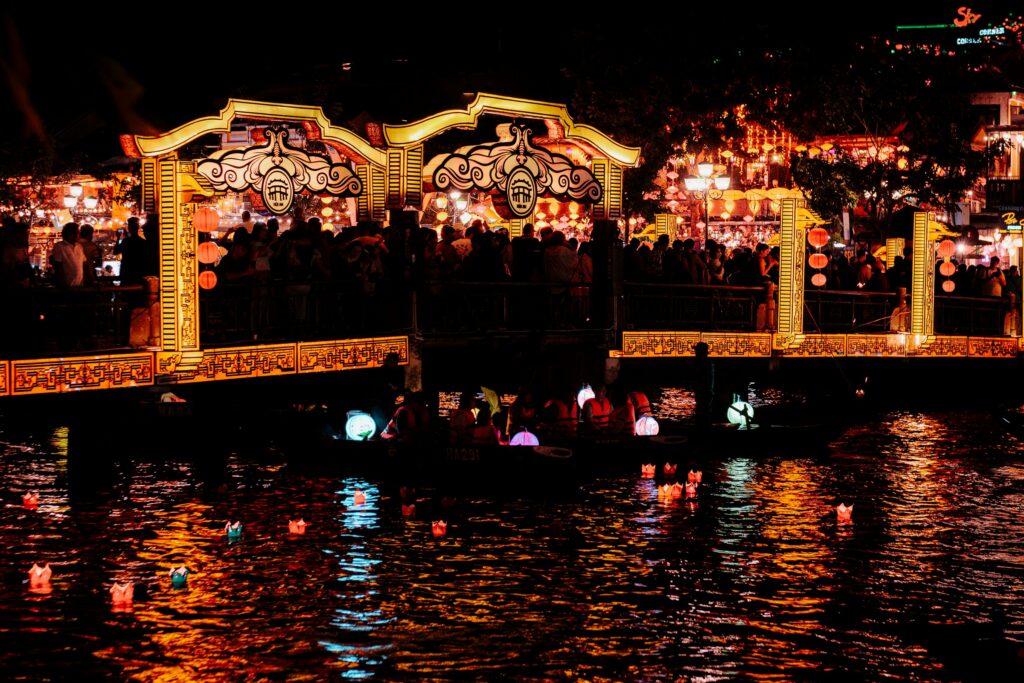 Pont illumine par des lanternes a Hoi An, Vietnam
